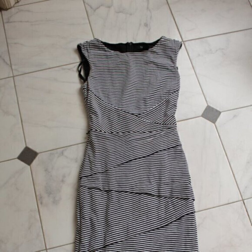 White House black market dress size 00 black white pinstriped jersey dre…